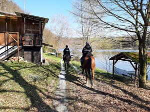 Policisté se psy i na koních kontrolovali v těchto dnech chaty u Vranovské přehrady.