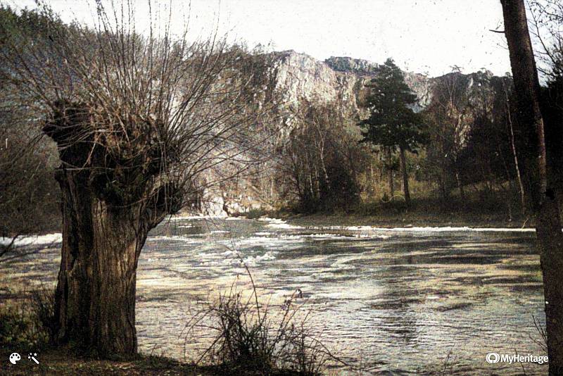 Barevnou procházku údolím Dyje nad Vranovem nad Dyjí, z dob před dostavěním přehrady, nabízí historické kolorované fotky ze sbírky Lubora Durdy.