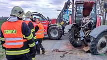 Srážka traktoru a osobního auta u Dobelic zaměstnala ve čtvrtek po poledni záchranáře, hasiče i policisty.