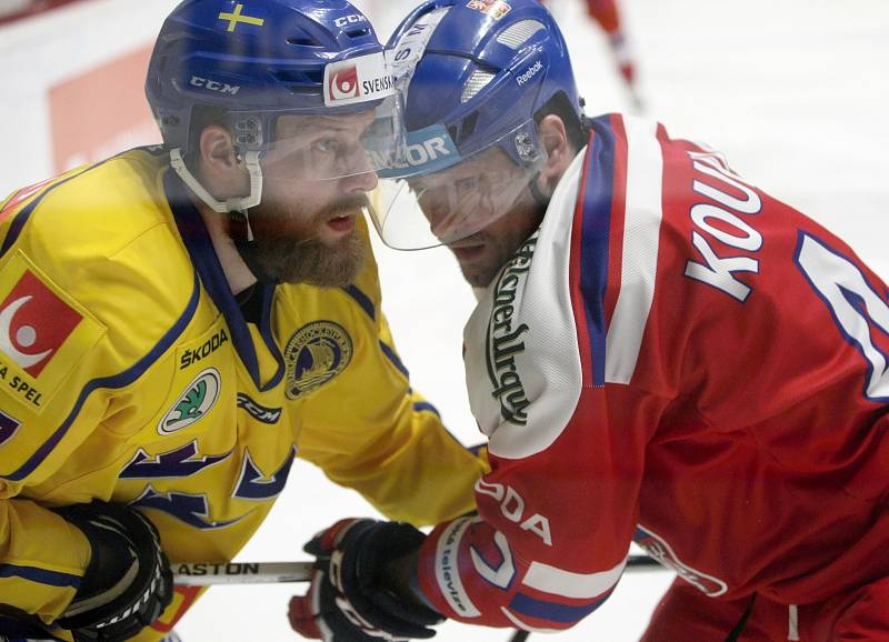 Čeští hokejisté utrpěli v přípravě na mistrovství světa debakl od Švédska 2:7. 