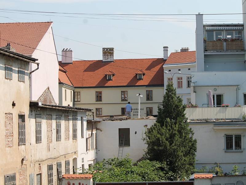 Jako díra po bolavém zubu vyhlíží zatím prostor mezi Železářstvím Fiala a lékárnou na náměstí Svobody ve Znojmě.