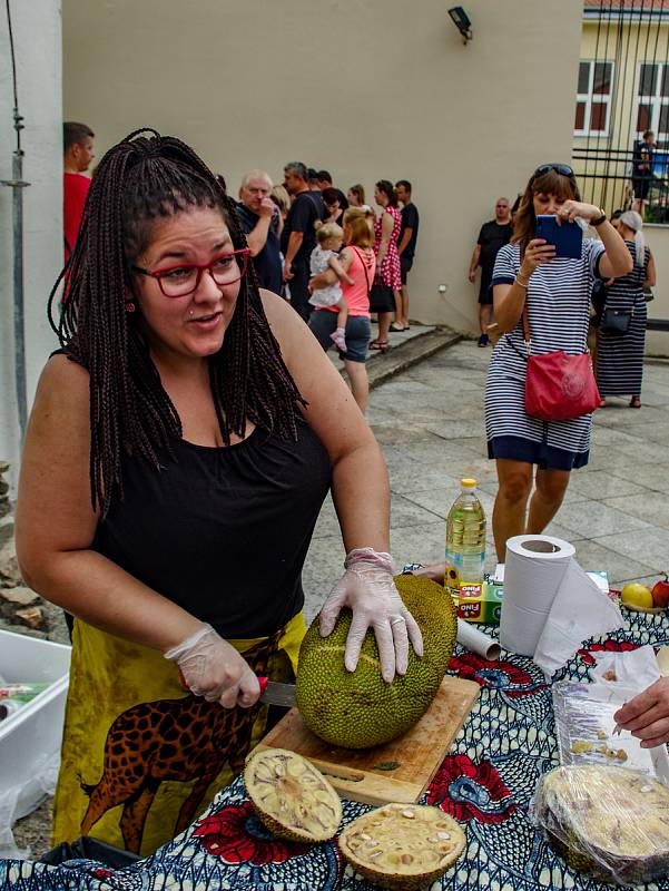 Africký trh s ovocem z Ugandy a dalších zemí přilákal v sobotu do znojemského minoritského kláštera stovky návštěvníků.