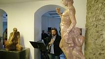 V nové znojemské galerii Agnes začala vernisáží výstava znojemského sochaře Zdeňka Maixera. 
