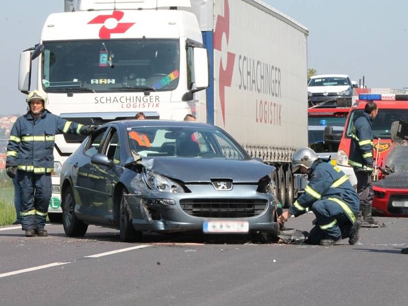 Dopravu na silnici ze Znojma na Hatě zkomplikovala srážka tří osobních aut v prostoru hlavní silnice a odbočky na letiště.