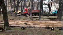 Ve znojemském Dolním parku pokračují stavební práce. Zmizelo dětské hřiště, které má v budoucnu nahradit nové.