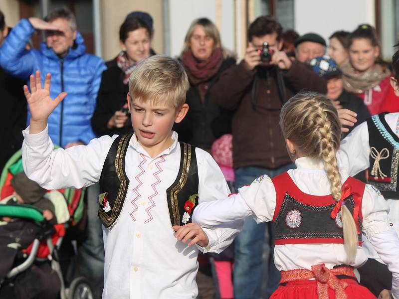 Přímo v den státního svátku otevřeli slavnostně opravené trojúhelníkové náměstí představitelé Blížkovic s obyvateli městyse a pozvanými hosty.