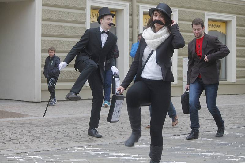 Silly Walk, neboli švihlý pochod, zažily v úterý historicky poprvé ulice Znojma. Díky studentům.