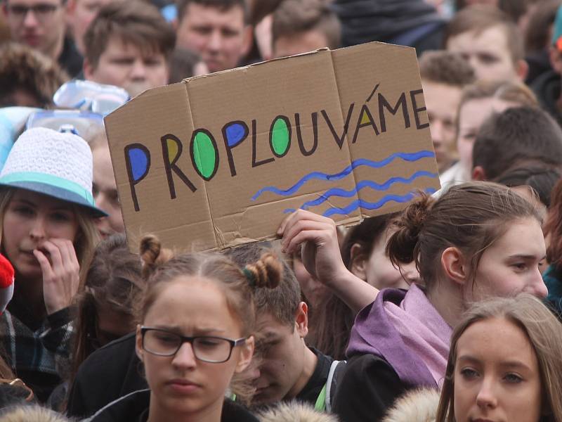 Centrum Znojma ožilo tradičním studentským happeningem. Majáles zahájil dopolední průvod, do kterého se zapojilo osm škol. Poté se program přesunul na Horní náměstí.