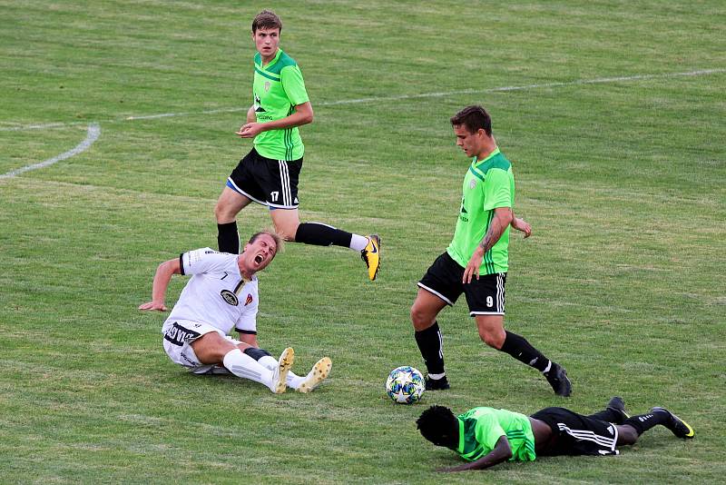 Tasovičtí fotbalisté (v bílém) podlehli v prvním kole MOL Cupu týmu Vrchoviny 0:1.