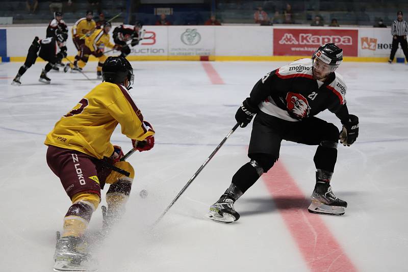 Hokejisté Znojma (v černém), hrající mezinárodní soutěž ICEHL, hostili ve čtvrtečním přípravném utkání prvoligovou Duklu Jihlava.