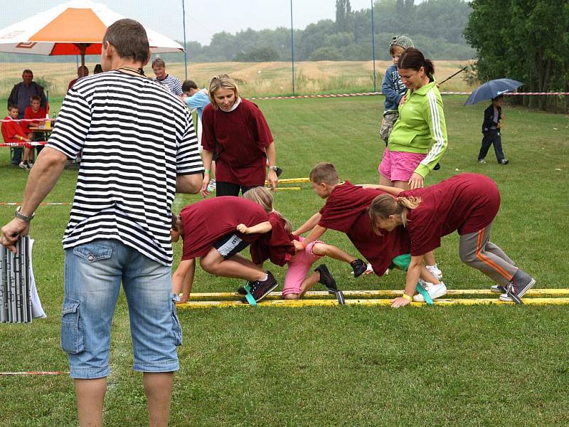 Deset družstev, osm nejrůznějších soutěží, deštivé počasí, ale i velmi dobrá nálada. To vše mohli návštěvníci zhlédnout i zažít v sobotu na fotbalovém hřišti v Křepicích. Uskutečnilo se zde známé soutěžní klání Hry bez hranic.