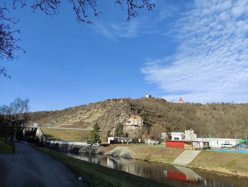 Hráz Znojemské přehrady, kamenné terasy pod Hradištěm, vedle secesní Kramerova vila, nad ní Eliášova kaple a vedle ní vpravo barokní kostel sv. Antonína Paduánského v Hradišti.