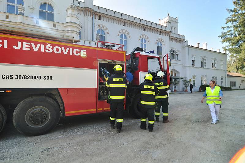 Taktické cvičení hasičů v Domově pro seniory v Jevišovicích na Znojemsku