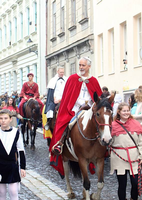 Velkolepou podívanou na Znojemském historickém vinobraní byl kostýmovaný průvod a historická scéna, která připomněla návštěvu krále Jana Lucemburského ve Znojmě.