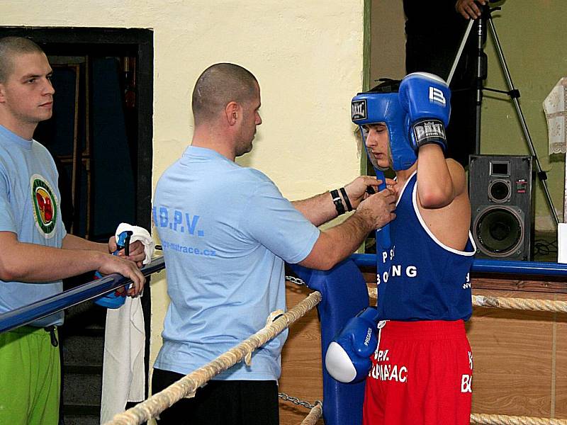 Trenér znojemských boxerů Miroslav Jánský se svým svěřencem Bohumilem Kočkou.