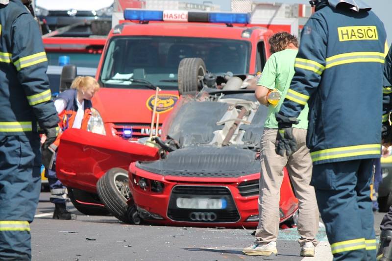 Dopravu na silnici ze Znojma na Hatě zkomplikovala srážka tří osobních aut v prostoru hlavní silnice a odbočky na letiště.