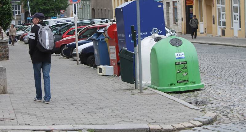 Lidé nechávají v ulicíh Znojma nepotřebné předměty, které v domácnosti dosloužily. 