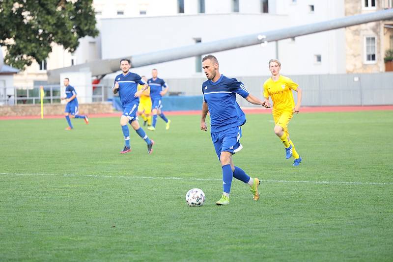 Druhý červnový pátek vyzvali v rámci finále okresního poháru fotbalisté Dobšic B (ve žlutém) celek Litobratřic, který porazili 4:1 a brali tak cennou trofej.