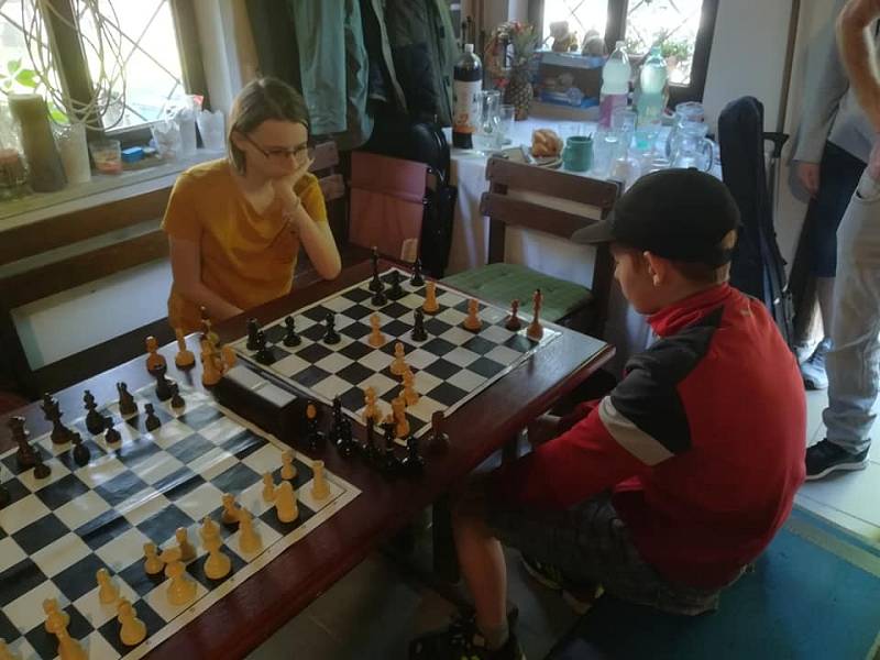 Ze soustředění mladých znojemských šachistů.