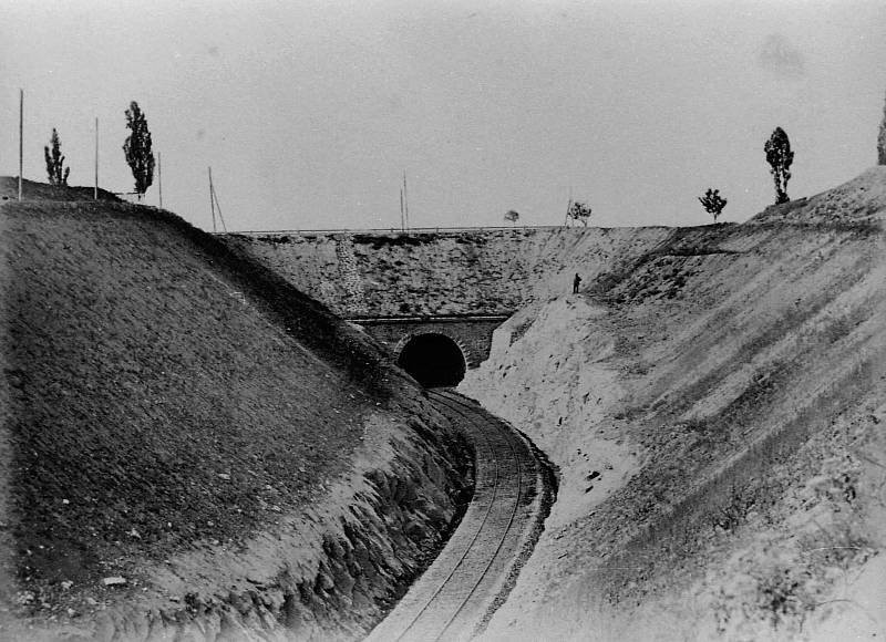 Podjezd Severozápadní dráhy pod císařskou silnicí v sousedství Soudního vrchu ve Znojmě (katastr Mansberk). Dimenze tunelu počítala s budoucím zdvoukolejněním dráhy. Po roce 1918 byly všechny plány k druhé koleji shozeny v Praze se stolu.