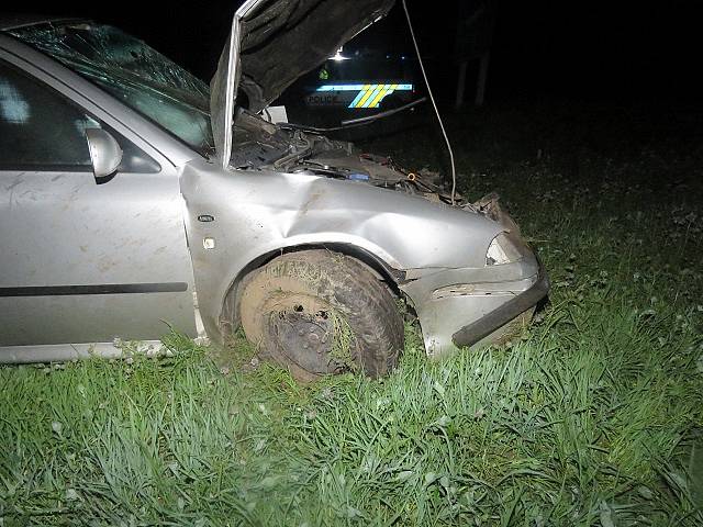  Ve vysoké rychlosti dostala v zatáčce smyk a v příkopu otočila auto na střechu. To nakonec skončilo stát v polích zpět na kolech. Mladá řidička nadýchala 2,68 promile alkoholu. Vyvázla s lehkým zraněním.