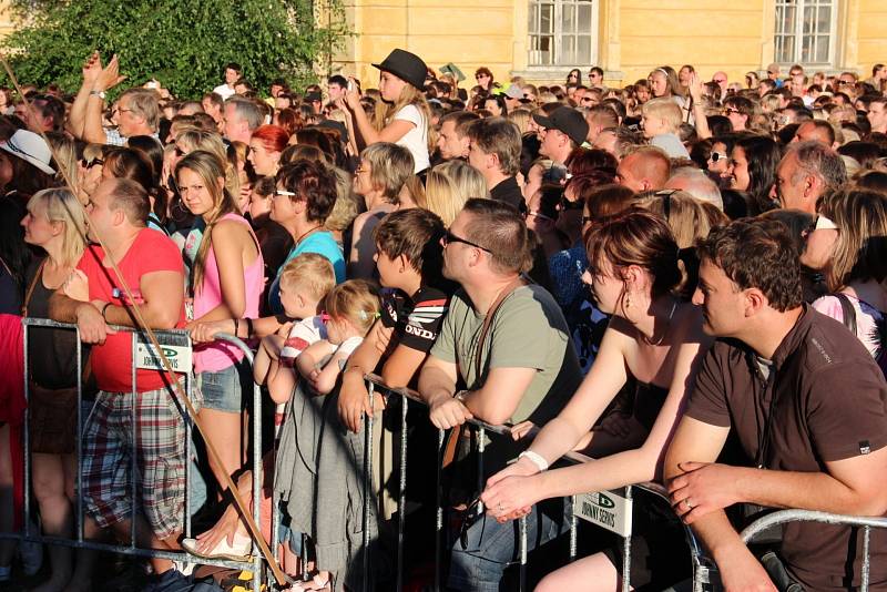 Nádvoří Louckého kláštera ve Znojmě ve čtvrtek večer zcela zaplnili lidé, kteří si přišli poslechnout populárního českého zpěváka Tomáše Kluse.