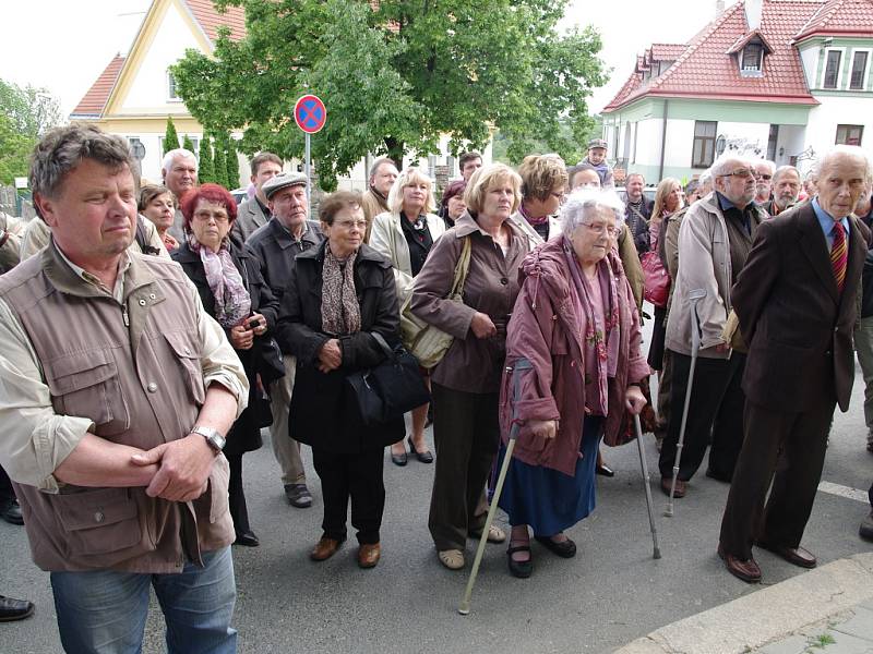 Měsíce, které za zdmi znojemské věznice před šedesáti lety strávil nespravedlivě stíhaný básník Jan Zahradníček, připomíná pamětní deska.