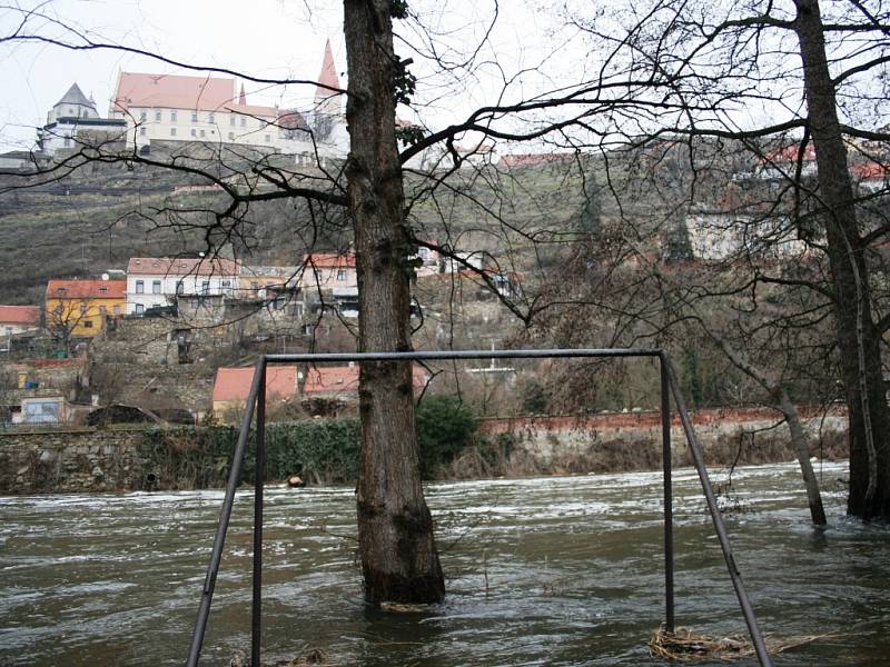 Velká voda zaplavila zahrádky u Dyje