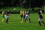 Lesoničtí fotbalisté (v modrém) sehráli druhou zářijovou neděli derby B-skupiny IV. třídy na hřišti sousedních Petrovic. Na zápas, v němž nakonec hosté padli 1:2, vyrazili dálkovým autobusem.