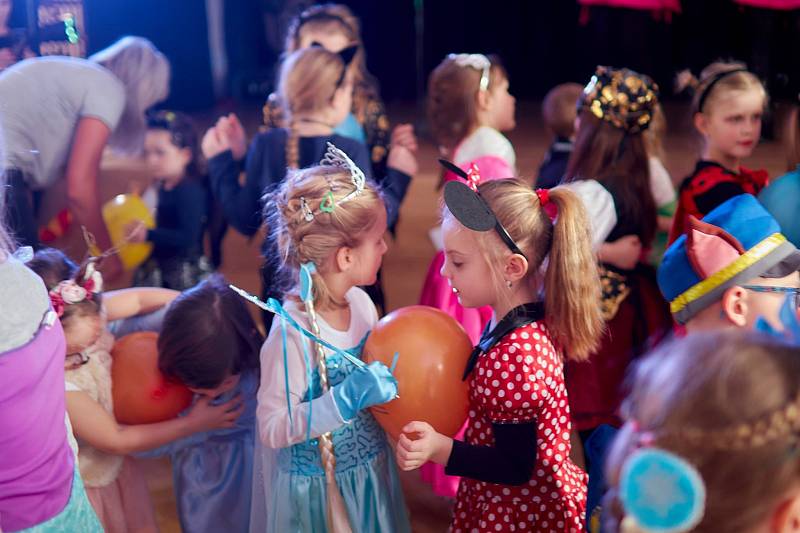 Spolek Dvě rybky připravil počátkem března pro hrušovanské děti první karneval. Foto: Jaroslava Blahová