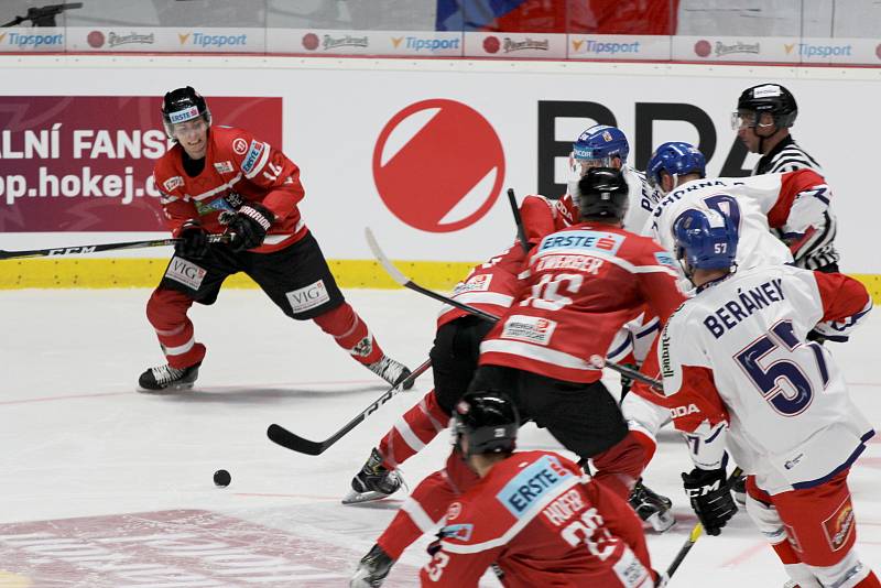 Hokejový tým České republiky sehrál ve středu přípravné utkání na znojemském zimním stadionu proti Rakousku.