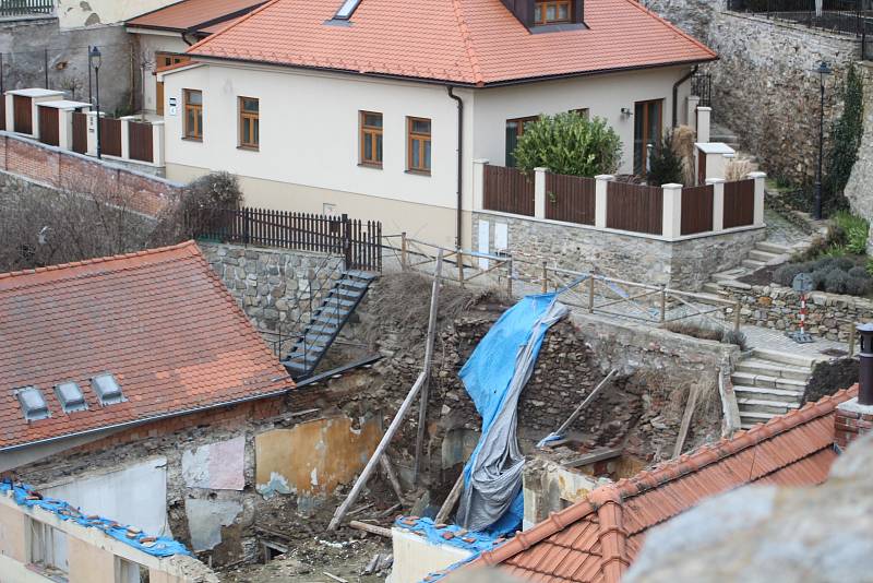 Poškozenou opěrnou zeď v lokalitě Jáma ve Starém městě bude Znojmo sanovat.