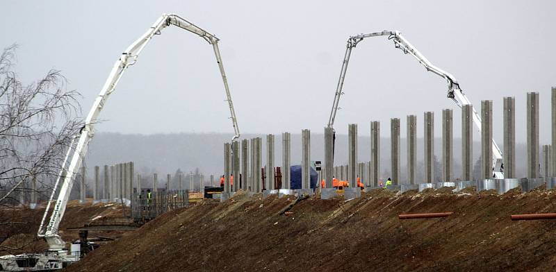 Dělníci 12. února 2019 betonují budoucí most na části stavby obchvatu Znojma u Přímětic.