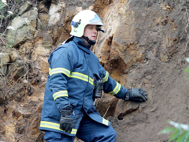 Strmý svah se utrhl ve Znojemské ulici Koželužská. Podmáčená zemina zavalila zadní trakt rodinného domku. Majitelé byli v tu chvíli doma, nic se jim nestalo.