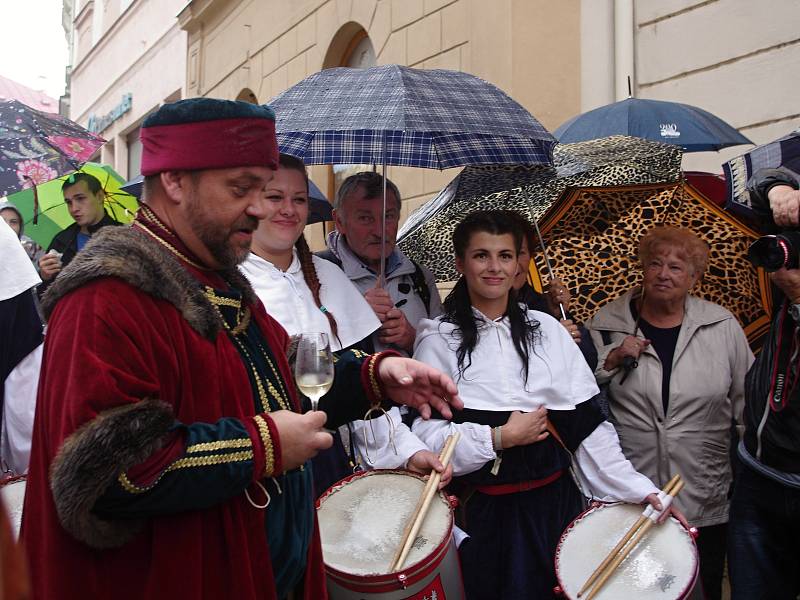 Tradiční Znojemské historické vinobrani ovládlo v pátek centrum města. K oblíbeným částem programu patří otevírání mázhausů.