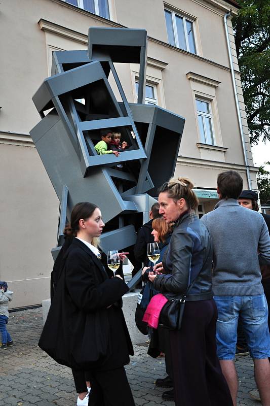 Socha jako vzpomínka na telefonní budky. Dílo Maxima Velčovského odhalili v pátek ve Znojmě.