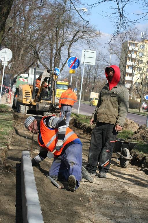 V části ulice Pražská ve Znojmě budují dělníci novou cyklostezku. Mezi lípami u budovy policie.