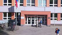 Úderem druhé páteční hodiny se otevřely volební místnosti také v základní škola ve znojemské Pražské ulici.