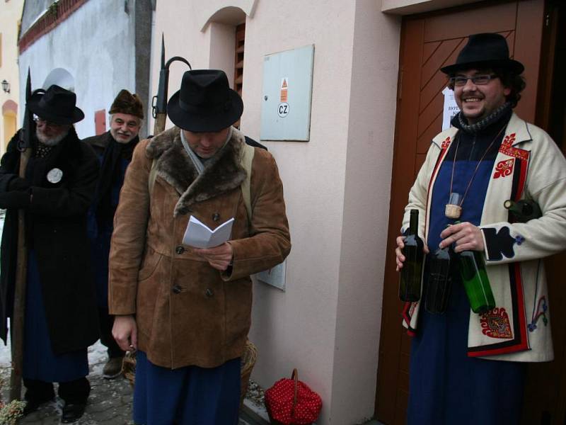 Zdeněk Čižmář (vlevo) zahajuje koledování u jednoho ze sklepů