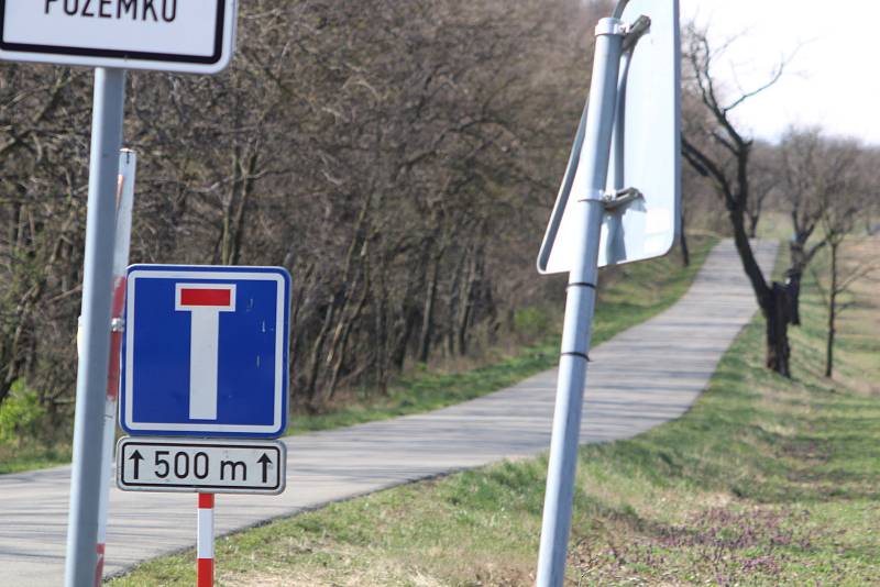 Dvě silnice z Jaroslavic do Rakouska zabezpečila policie proti volnému přejíždění dopravními značkami a betonovými jehlany.