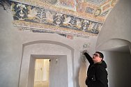Rekonstrukce jižního křídla zámku v Moravském Krumlově spěje do finále. Na stropě pod zámeckou věží objevili řemeslníci i původní fresky.