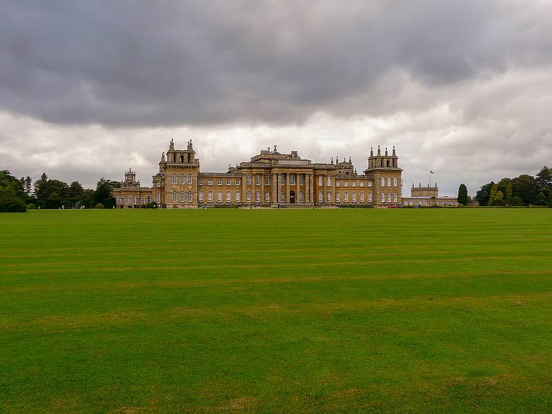 Procházka parkem paláce Blenheim nedaleko Oxfordu v Anglii.