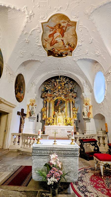 Hraběnka Marie Anna Althannová, rozená Pignatelli, darovala kostelu oltářní obraz Panny Marie. K zázračným vlastnostem tohoto obrazu se váže pověst spojená s císařem Karlem VI., který na Vranově několikrát pobýval.