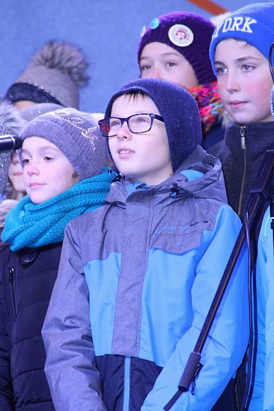 O první adventní neděli slavnostně otevřeli ve Znojmě kluziště na Horním náměstí. Advent zahájil Stanislav Hložek s dětským pěveckým sborem Libohlásek.