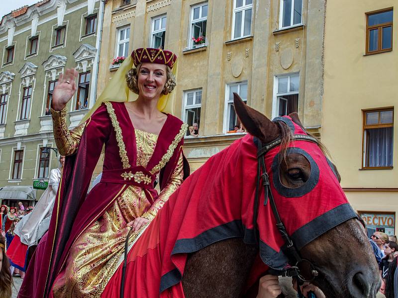 Znojemské historické vinobraní.  Diváky přitahoval mimo jiné tradiční historický průvod.