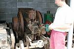 Jan Drozd opravuje pro své znojemské Muzeum motorismu staré stabilní motory.