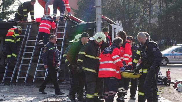 Havárie hasičského vozu u městských lázní v centru Znojma. 