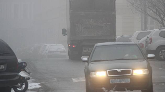 Páteční ráno přineslo ve Znojmě a v regionu mlhu, déšť a namrzající silnice i chodníky.