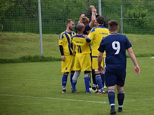 Fotbalisté Dyje (žlutí), za něž hraje i Michal Wrana porazili v hraném 9. kole skupiny A IV. třídy celek Grešlového Mýta 10:4. 