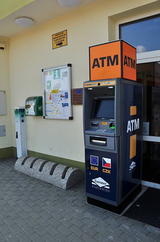 Na provoz bankomatů radnice malých obcí provozovatelům doplácí. Na snímku bankomat v Hevlíně na Znojemsku